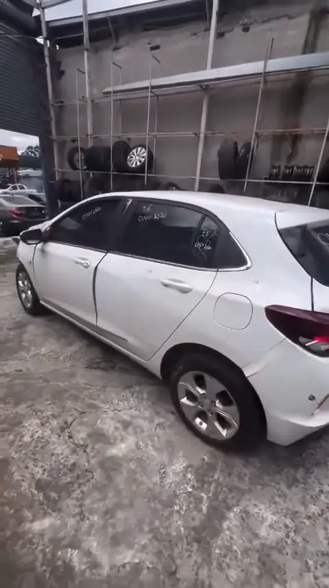 Carro no pátio para desmontagem