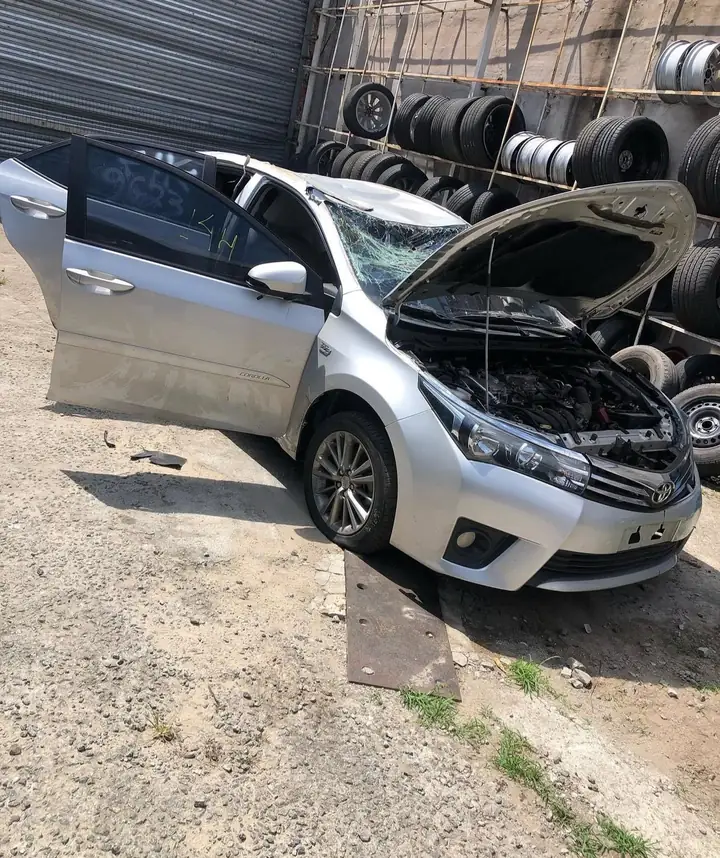 Carro chegando para desmontagem