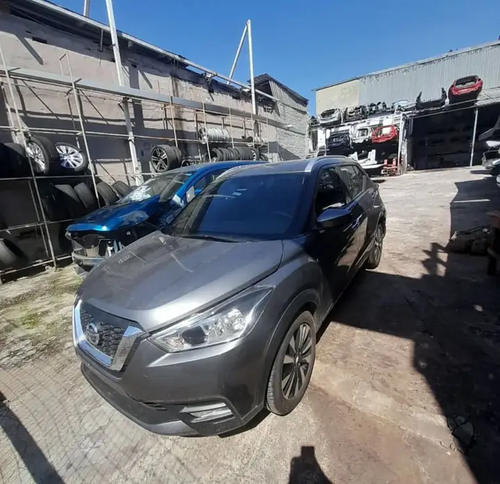 Pátio com carros e prateleiras de pneus e lataria