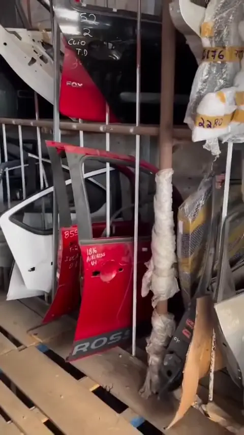 Portas usadas organizadas no pátio